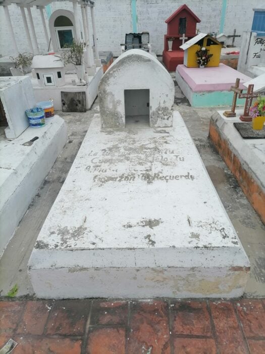 fotografía de una tumba en color blanco 