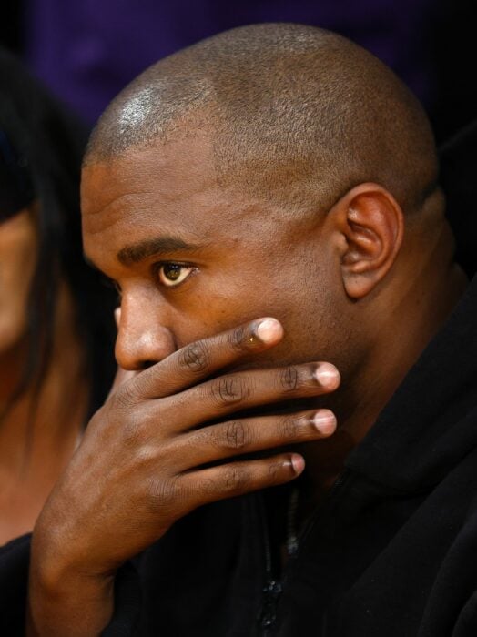 Kanye West con la mano sobre la boca 
