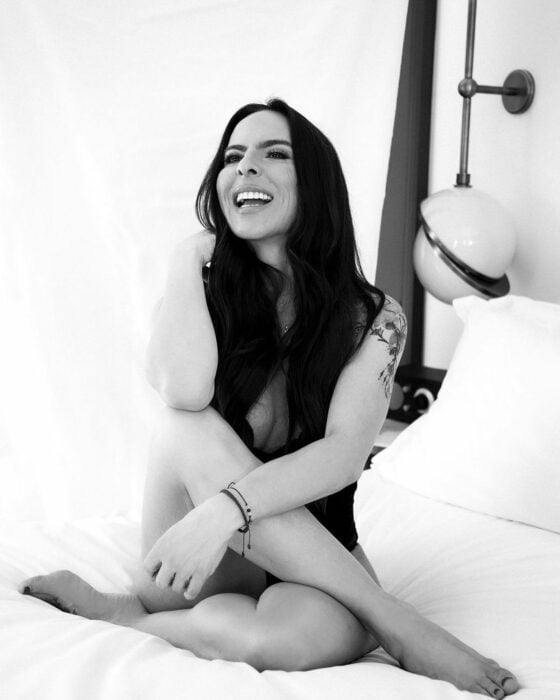 Fotografía de Kate del Castillo en blanco y negro posando en una cama 