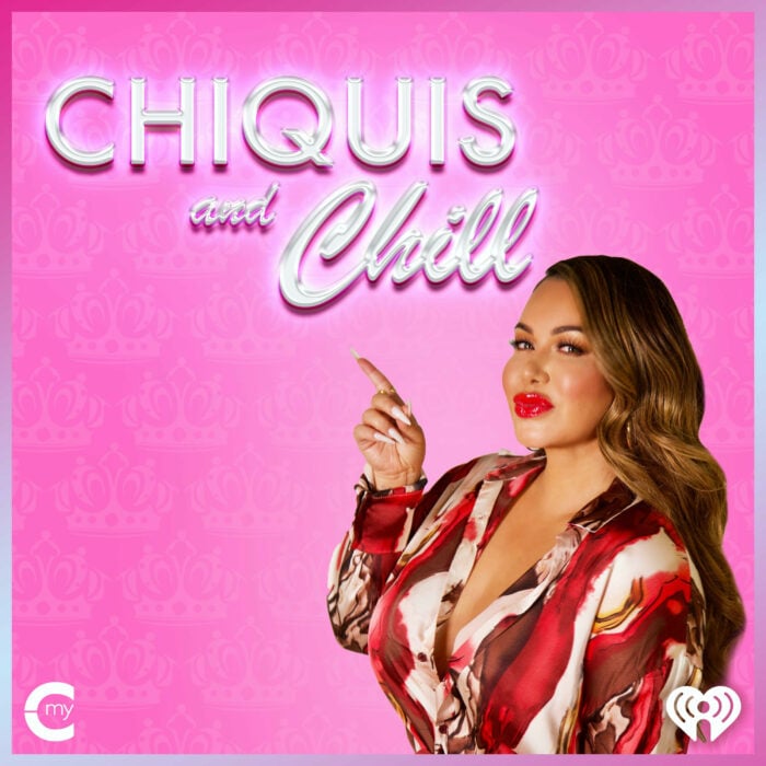Imagen que muestra a Chiquis Rivera señalando el nombre de su podcast Chiquis and Chill 