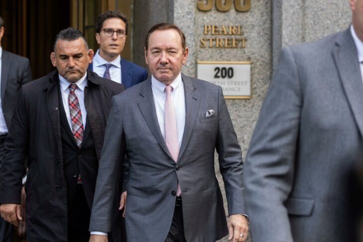 Kevin Spacey saliendo del tribunal en Nueva York 