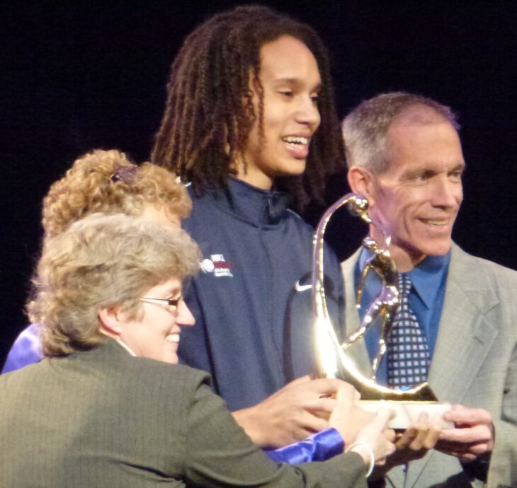 Brittney Griner recibiendo un premio