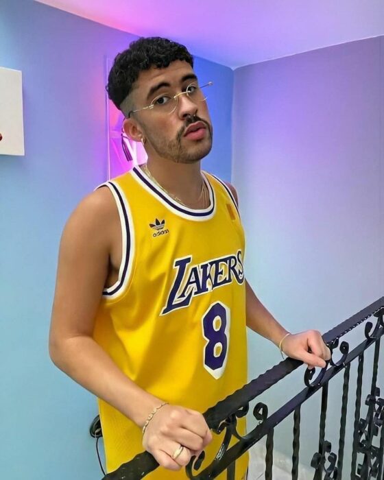 Fotografía de Bad Bunny con la camisa del equipo Lakers 