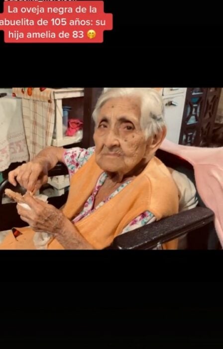 captura de pantalla que muestra a una mujer de 105 años sentada en su silla de ruedas 