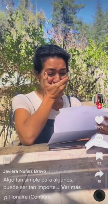 imagen de una mujer llorando al ver que su hija se puso su apellido primero en su registro 