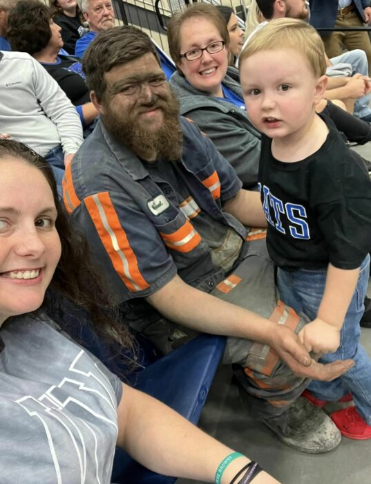 Minero lleva a su hijo a juego de baloncesto 