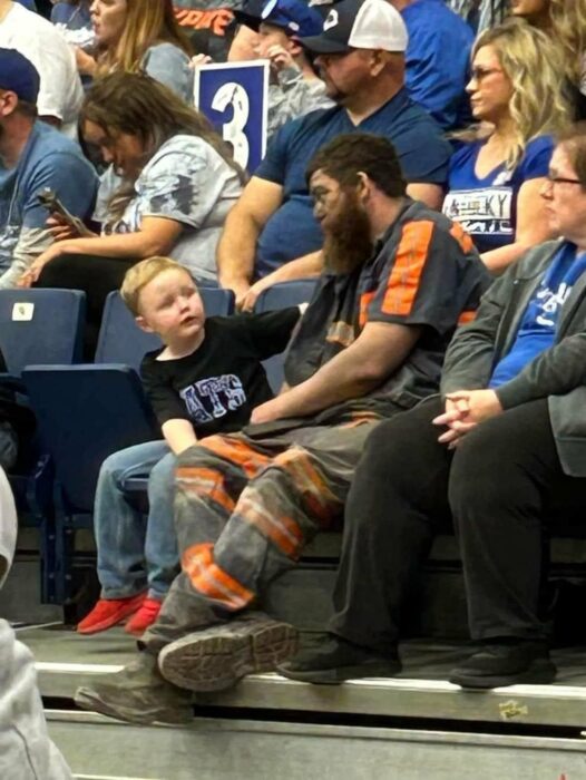 Minero lleva a su hijo a juego de baloncesto 