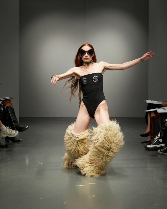 modelo cayendo en la pasarela de la semana de la moda en Milán