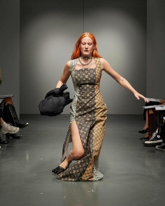 modelo en la semana de la moda Milán cayéndose durante la pasarela 