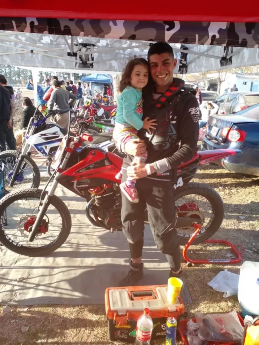 Niña vende sus peluches para ayudar a su hermano a arreglar su moto y se viraliza