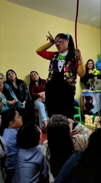 payasita peruana durante un show en una fiesta infantil 