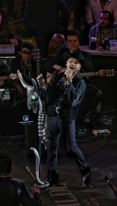 Christian Nodal cantando en su concierto en el palenque de Guadalajara 