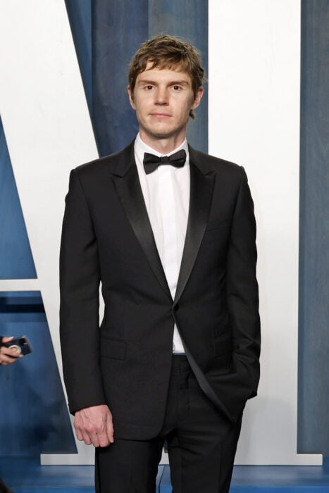 Fotografía de Evan Peters posando con traje durante una entrega de premios 