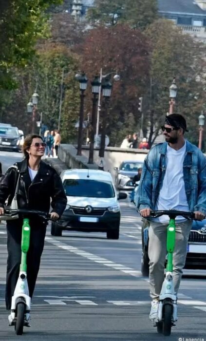 Clara Chía Martí paseando por las calles de Madrid junto a Piqué 