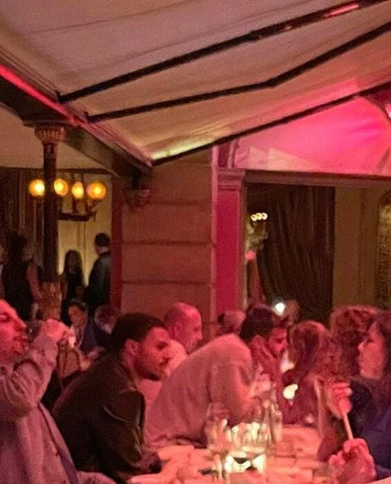 Gerard Piqué en un restaurante en París con su nueva novia Clara Chía 