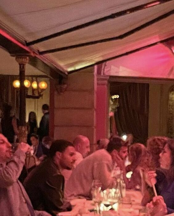 Gerard Piqué en un restaurante en París con su nueva novia Clara Chía 