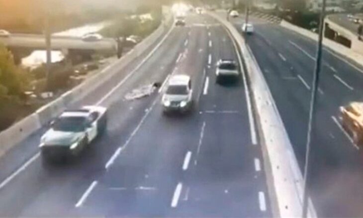 imagen que muestra una carretera con carros circulando 