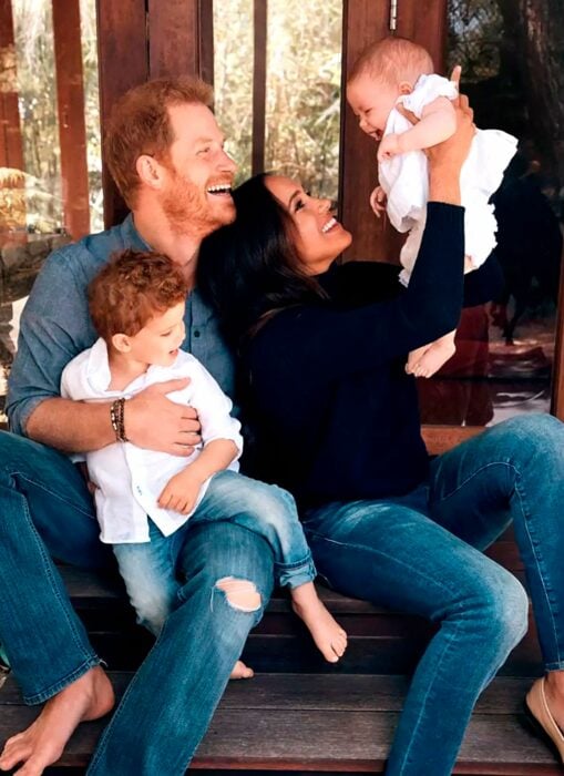 Meghan y el príncipe Harry junto a sus hijos Archie y Lilibeth