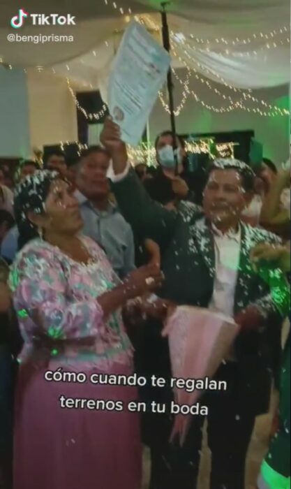 pareja recibe como regalo de bodas las escrituras de un terreno