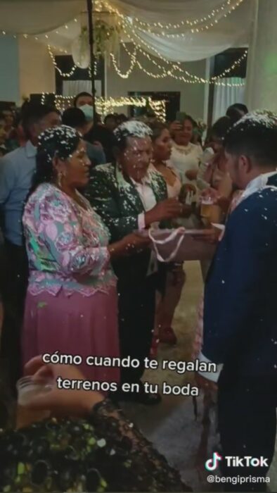 padres regalan un terreno a su hija el día de su boda 