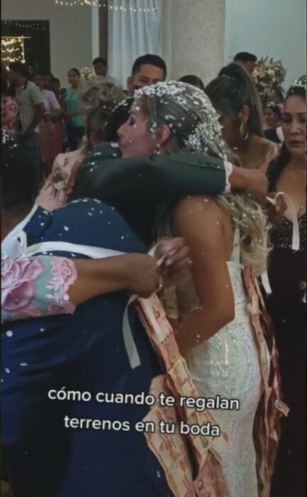 mujer siendo abrazada por su padre el día de su boda 