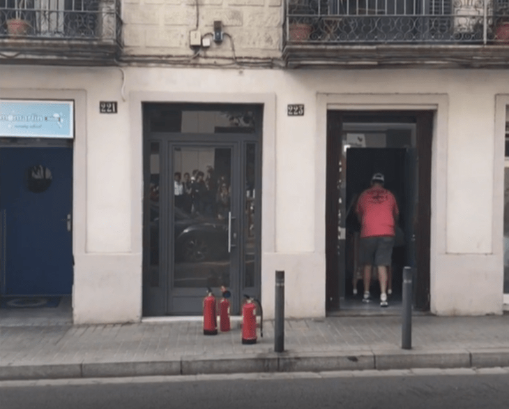 hombre saliendo de espaldas de un edificio