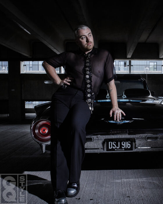 Sam Smith posando sobre un carro para la revista GQ