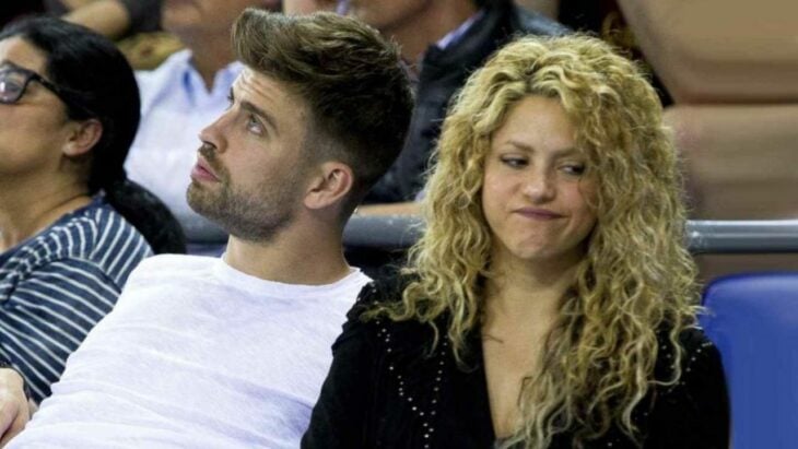 Shakira sentada junto a Piqué haciendo un gesto de desaprobación