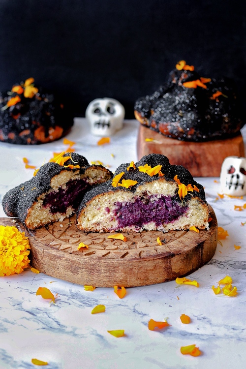 Tiktoker afirma que el pan de muerto lleva cenizas de difunto