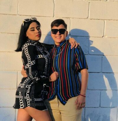 Su novio la deja abrir OnlyFans y ella le regala una moto