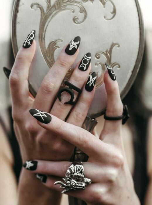 diseños de uñas negras para usar en octubre