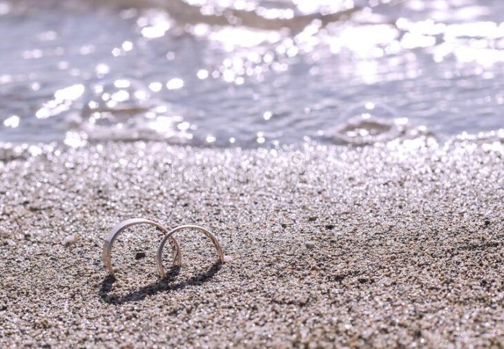 anillo de bodas en la playa 