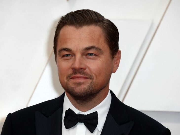 Leonardo DiCaprio elegante para una entrega de premios lleva un smoking negro con moño a juego