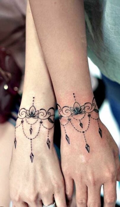 imagen de dos manos de dos personas que tienen tatuadas dos pulseras 