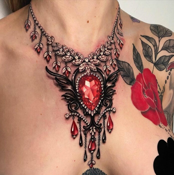 imagen del tatuaje de una gargantilla de colores en el pecho de una chica 