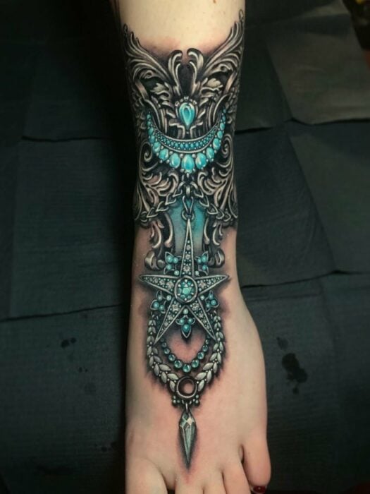 imagen de un pie con un tatuaje grande de brazalete en color azul 