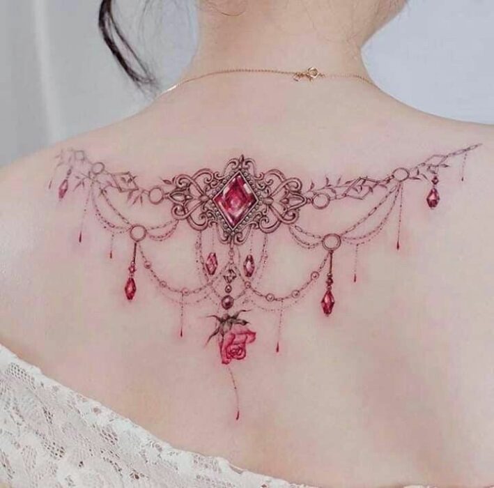 15 Tatuajes con diseños de joyas que deslumbrarán en tu piel