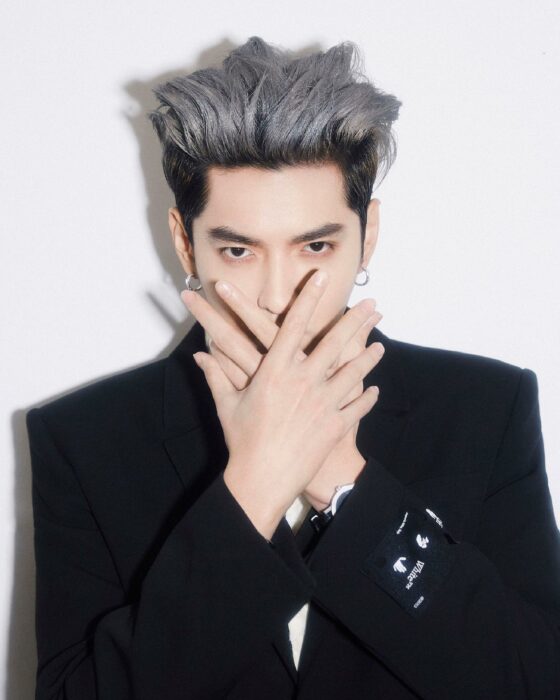 Kris Wu cantante chino posando para foto