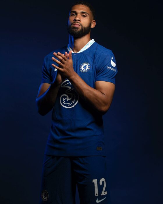 Ruben Loftus-Cheek posando con su uniforme azul