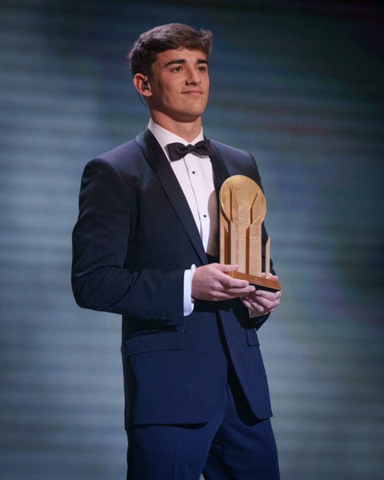 Pablo Gavi recibiendo un premio 