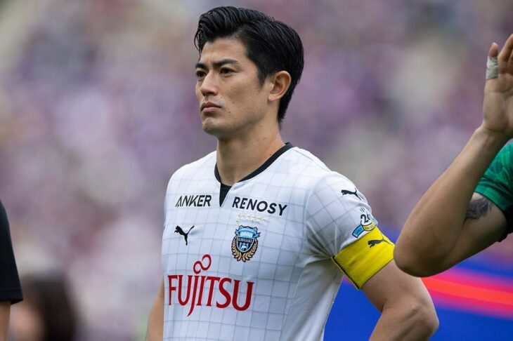 Shogo Taniguchi en el campo con su uniforme blanco