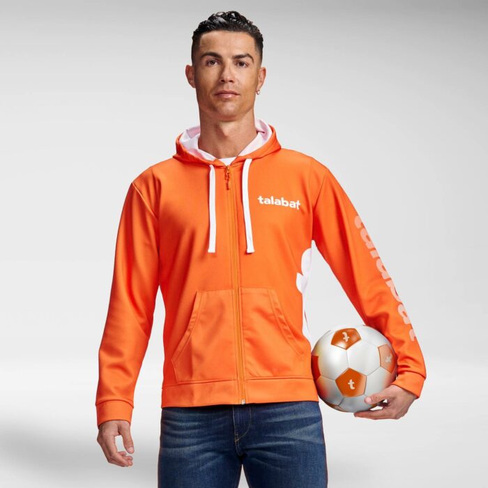 Cristiano Ronaldo con sudadera naranja 