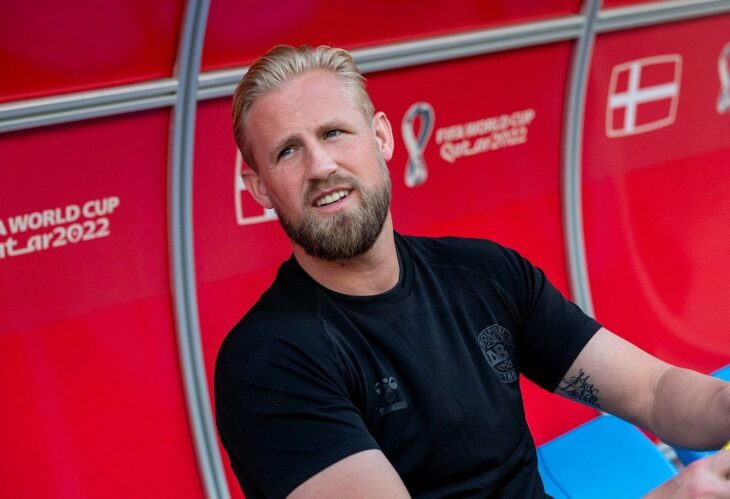 Kasper Schmeichel sentando en la banca