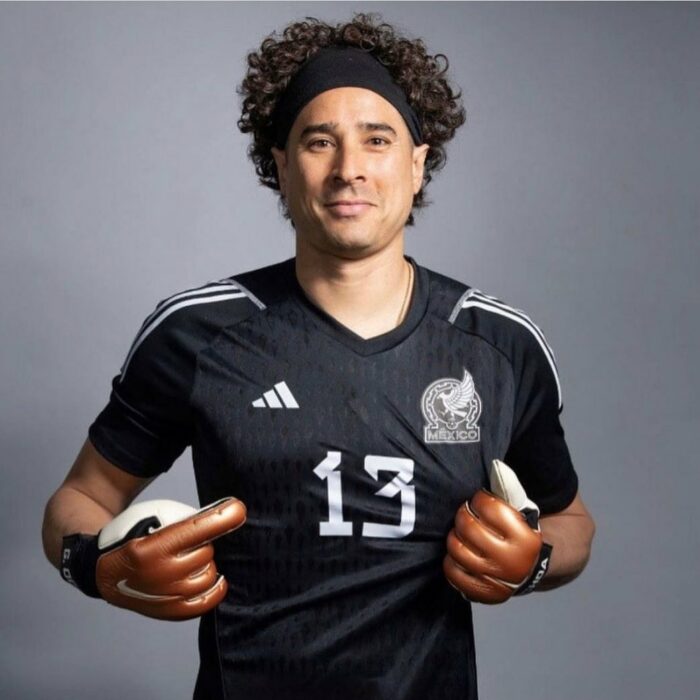 Memo ochoa con su uniforme de la selección