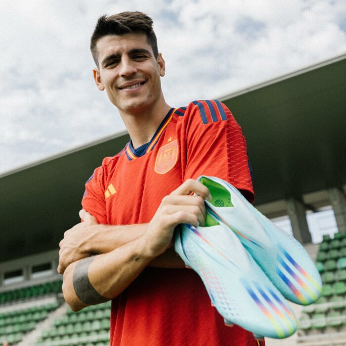 Álvaro Morata con su uniforme y tenis en el campo