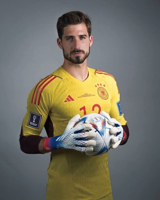 Kevin Trapp posando con su uniforme guantes y balón