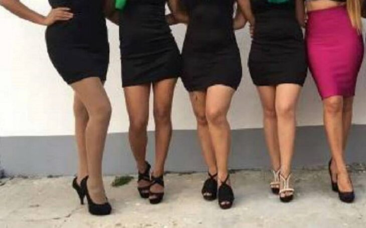 chicas con zapatos de tacón negros