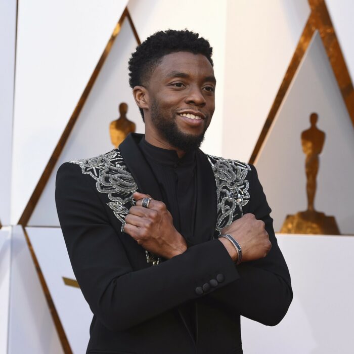 Chadwick Boseman haciendo la señal de Wakanda en la alfombra roja de los premios Óscar