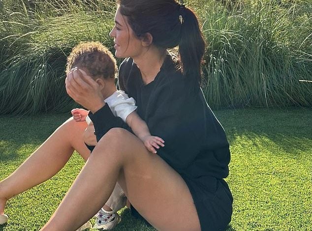 Kylie jenner con su pequeño hijo en el jardin