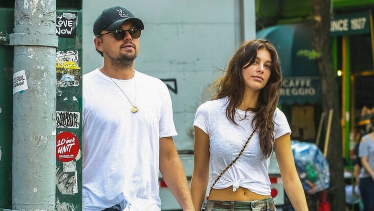 Leonardo DiCaprio y Camila Morrone paseando en la calle